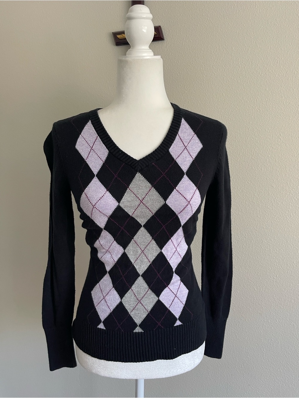 Merona Black V-Neck Argyle Sweater with Pink & Gray Diamonds